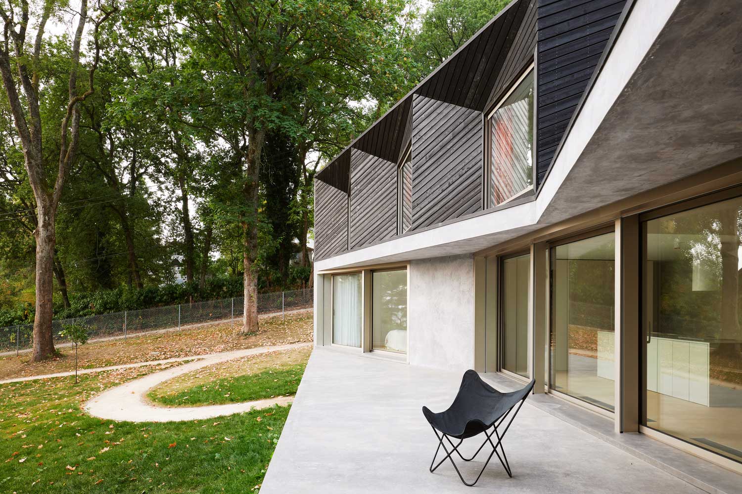 house terrace with windows on one side: photos, images
