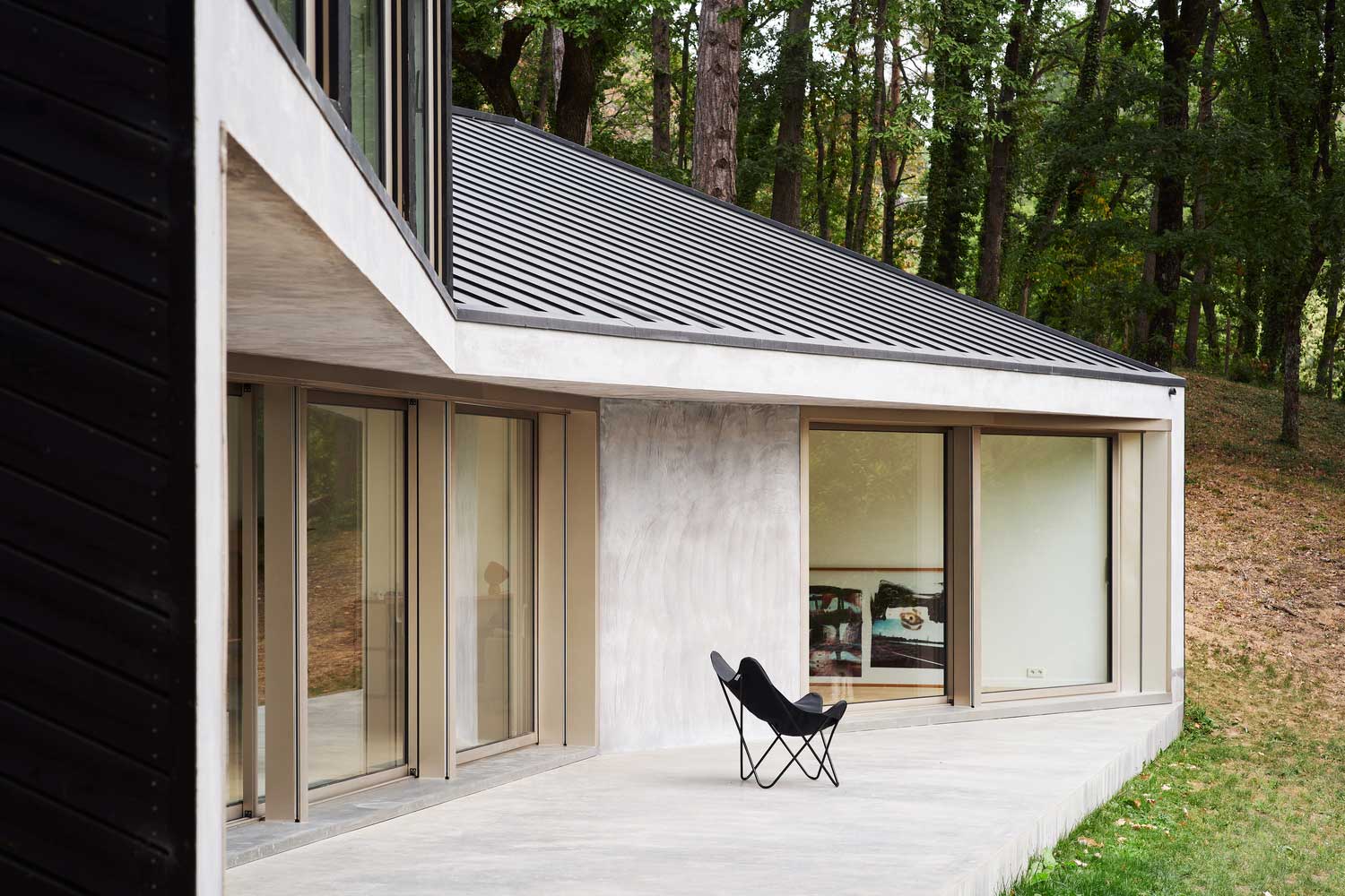 large windows of a house with windows on one side: photos, images