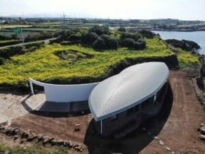 An Impressive Example of an Oval Shape House