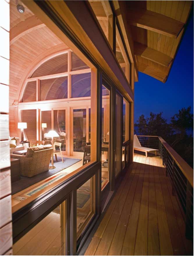 уникальная идея дизайна балкона деревянного дома