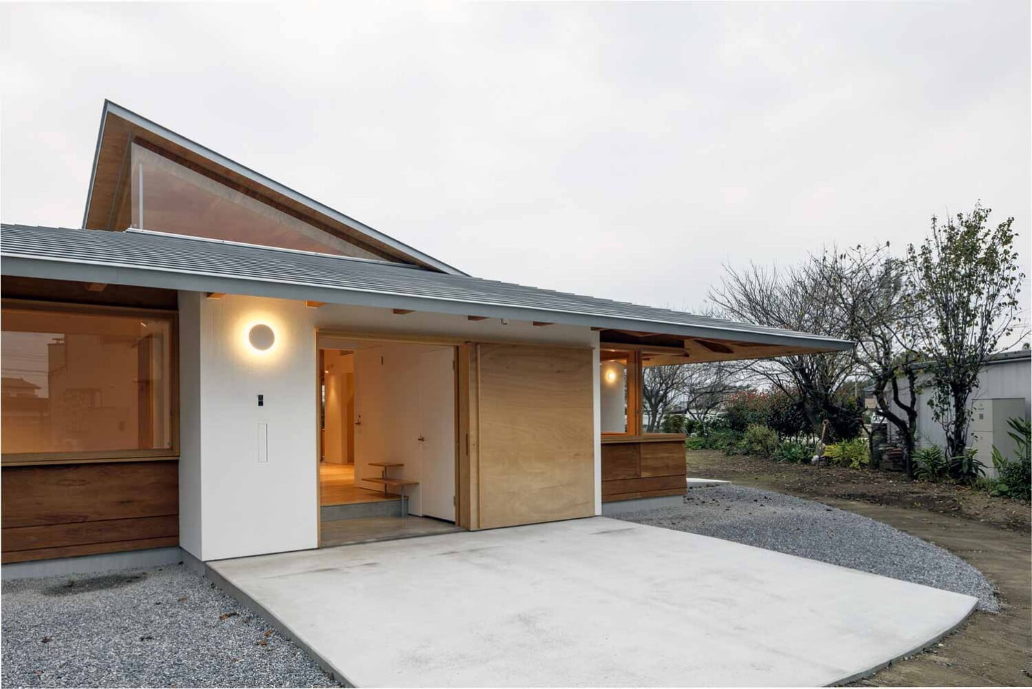 Praticidade e respeito ao meio ambiente de uma casa moderna em estilo japonês