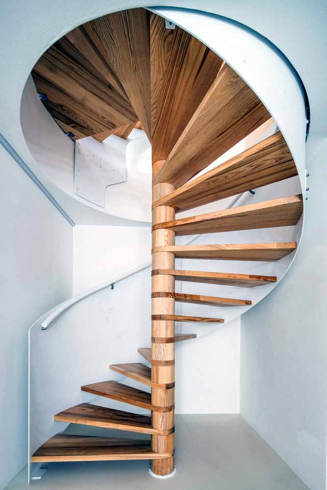 Skręcona minimalistyczna konstrukcja klatki schodowej do domu