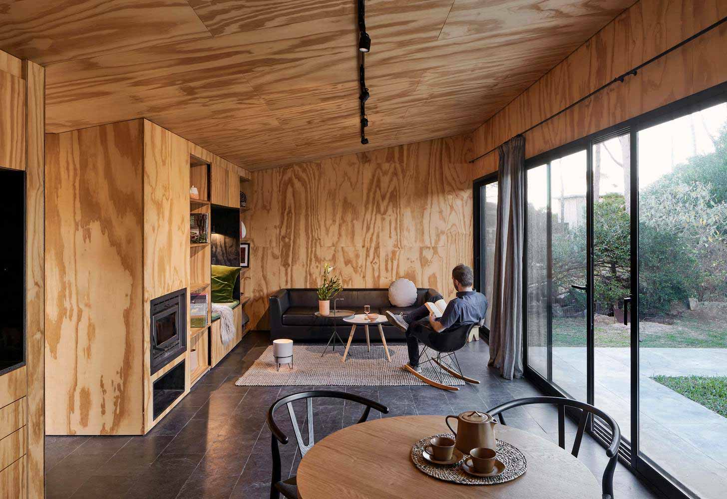 Identidade visual do interior de madeira compensada com a natureza