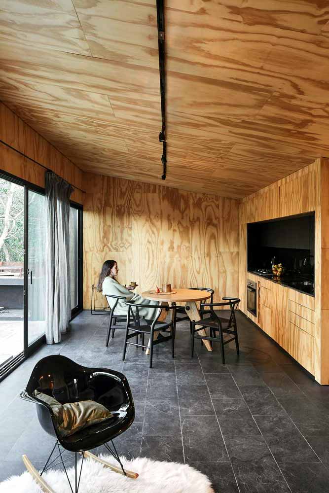 Praticidade e conforto do interior de madeira compensada