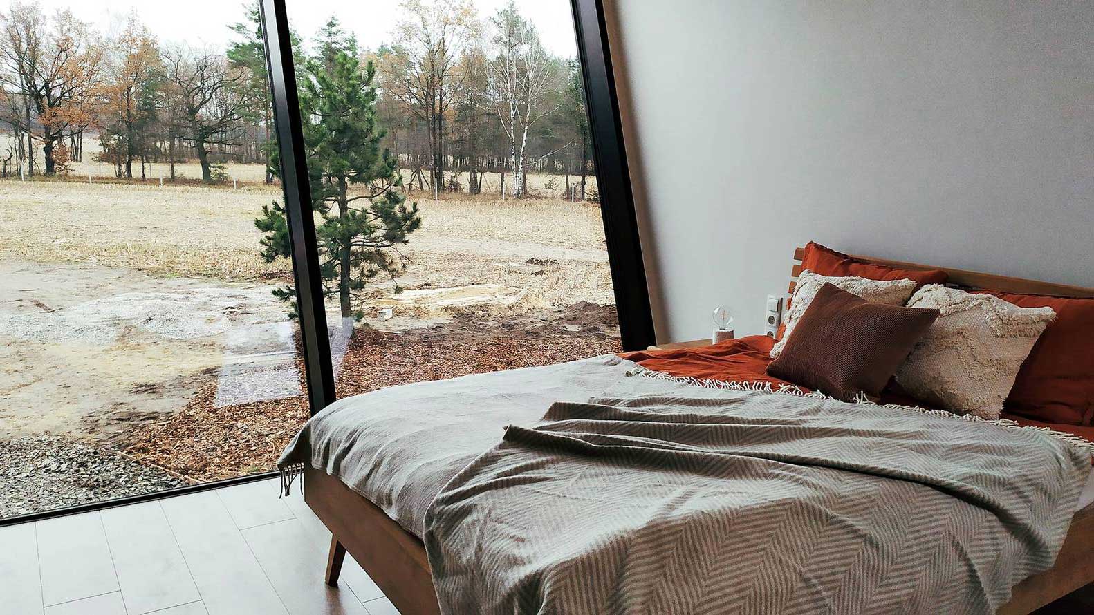 спальня с панорамным окном