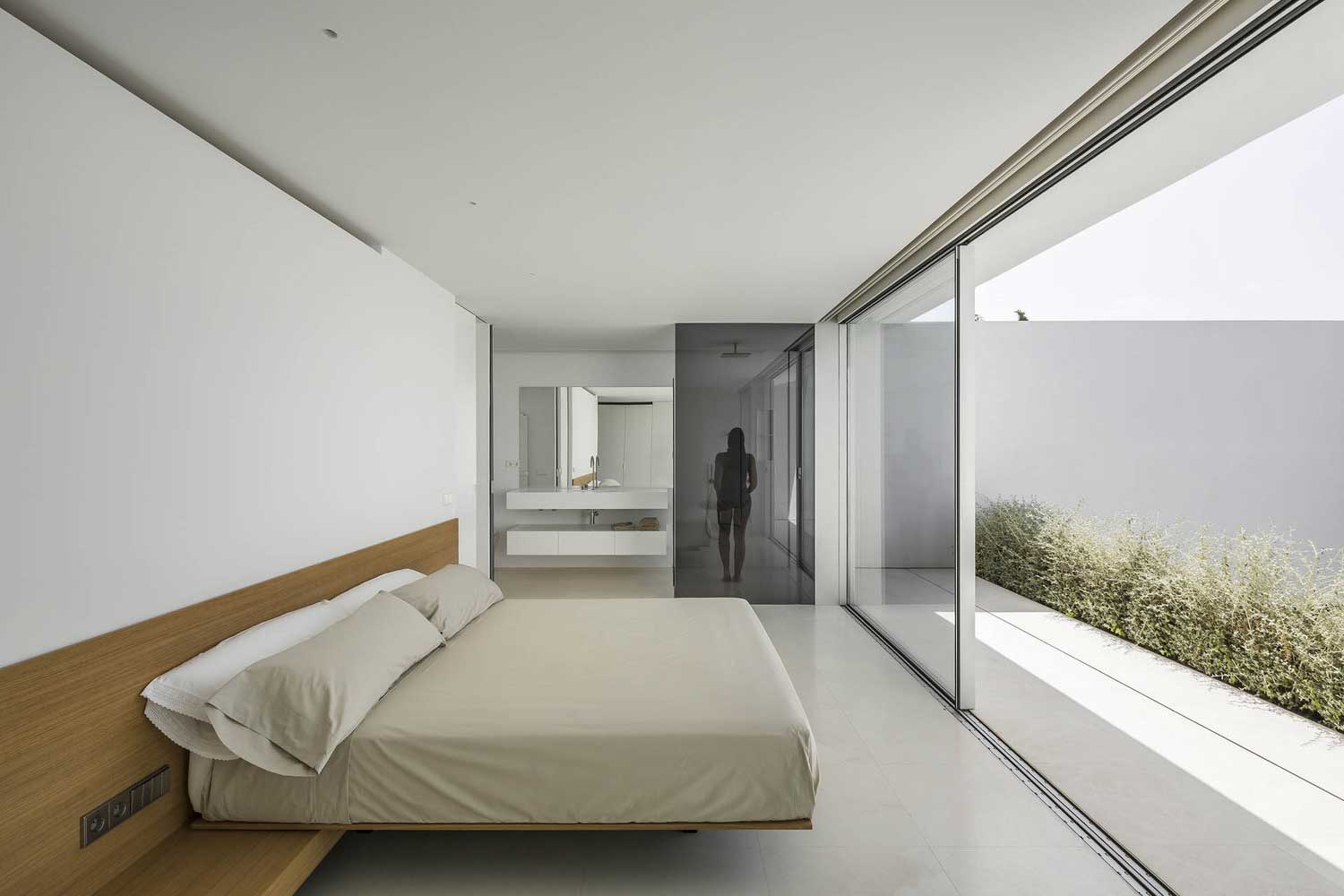 Entwurf eines schmalen Schlafzimmers mit einem Fenster am Ende