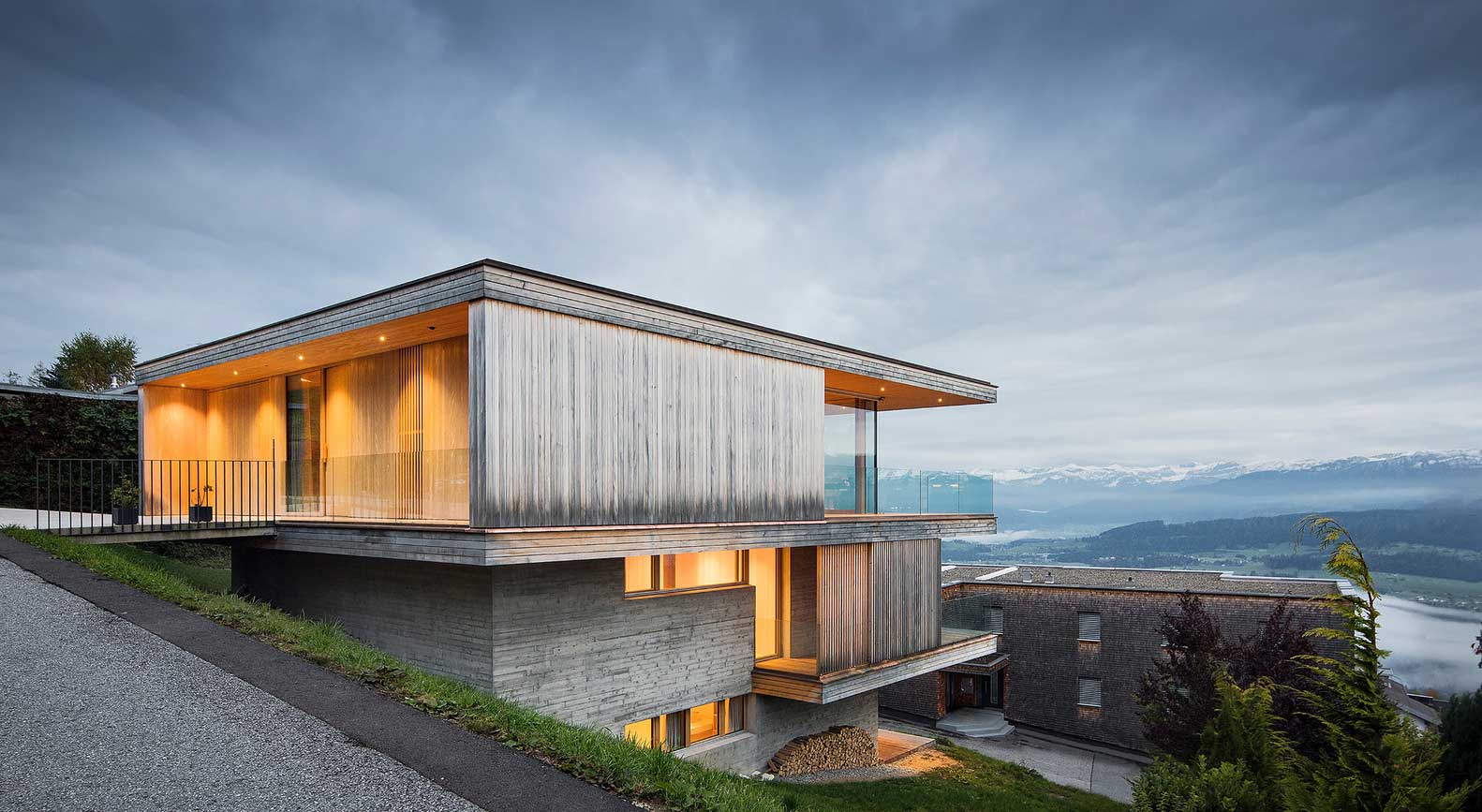 Simple and Beautiful Slope House • 333+ Images • [ArtFacade]