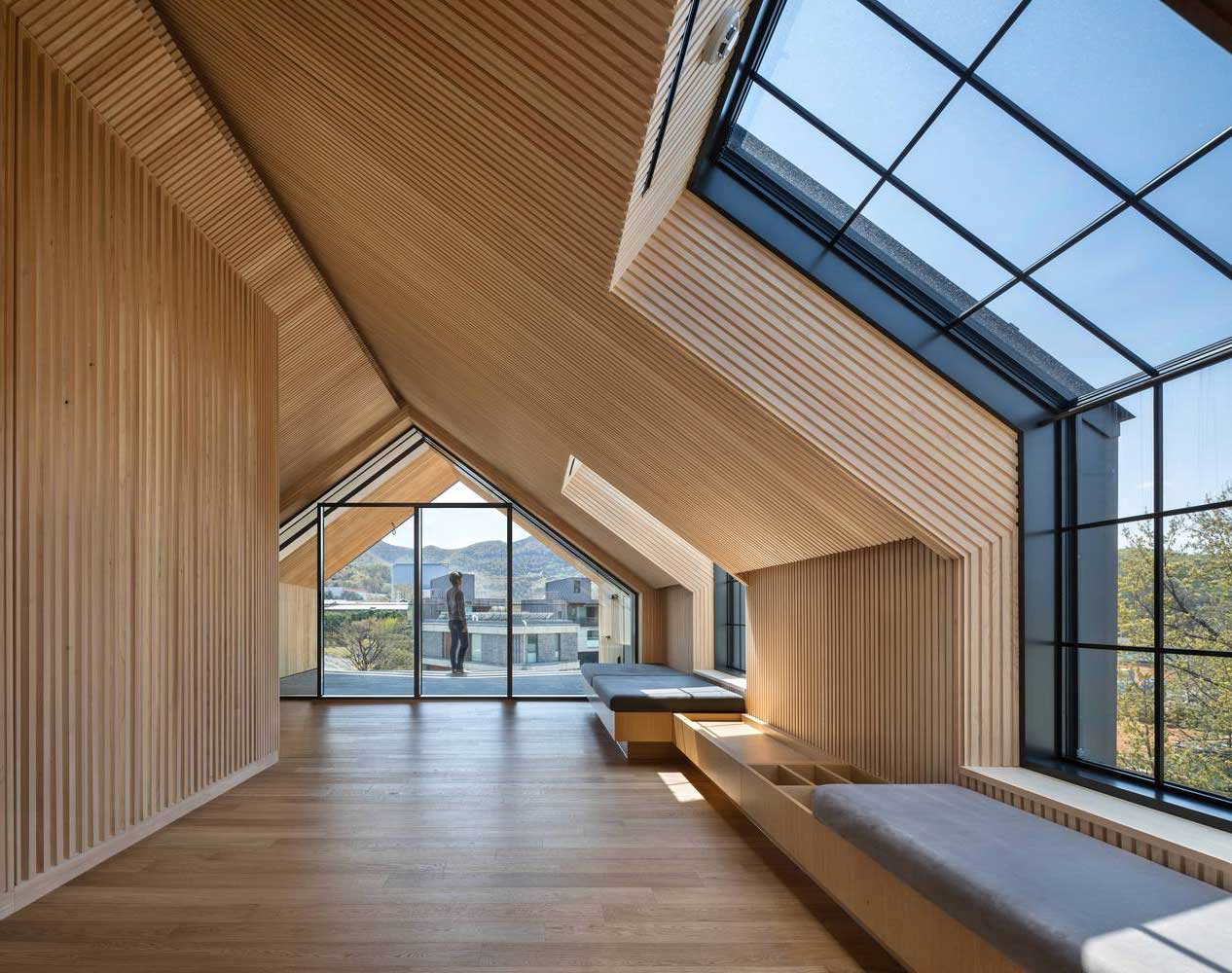 Свет и современный дизайн дома с высокими потолками