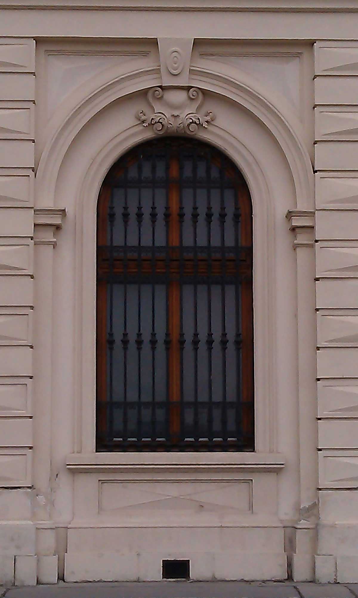 decor between two windows