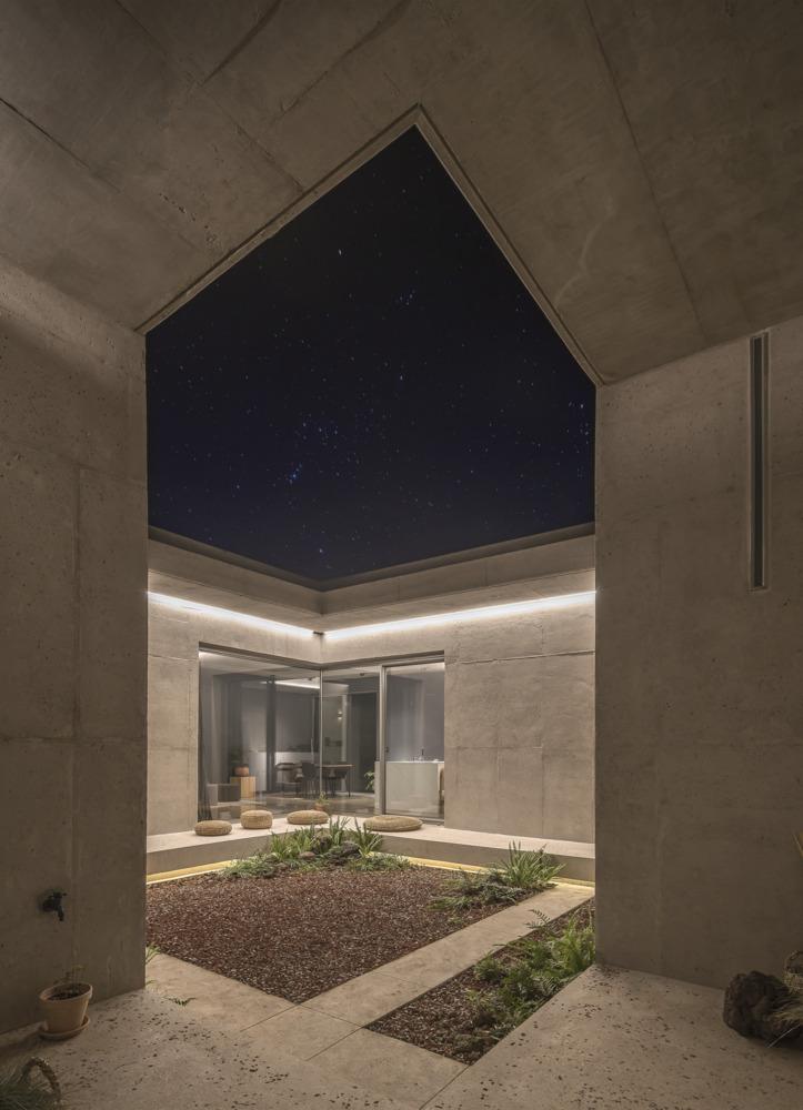 Concrete House Idea With Patio Style Courtyard