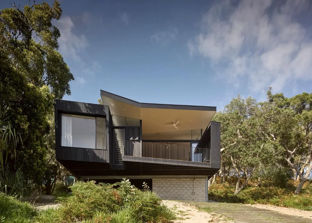 Modern Hillside House Design with Panoramic Views