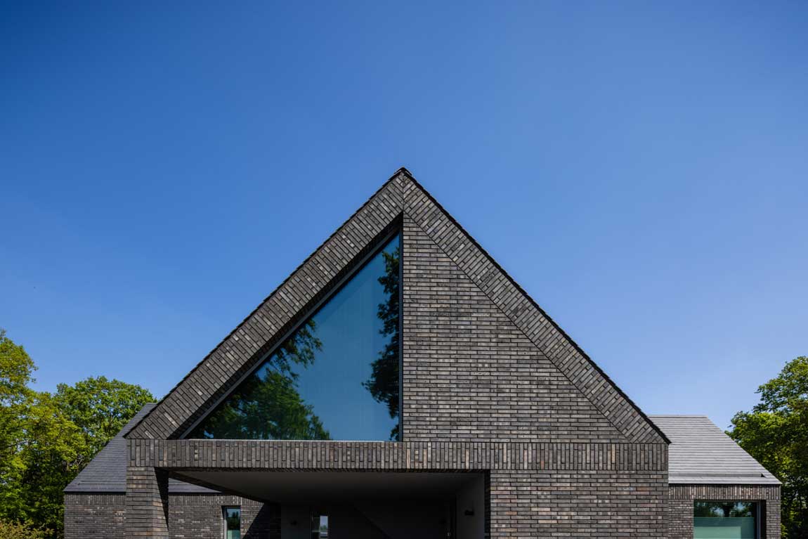 Simple Roof, Stunning Home: Unveiling Sophisticated House Designs