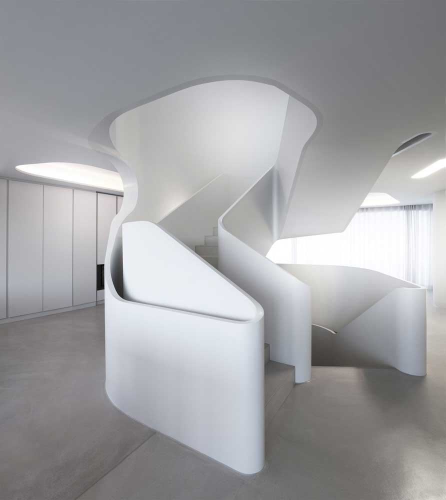 Sculptural Staircases Meet Seamless Screed in Modern Stuttgart Living