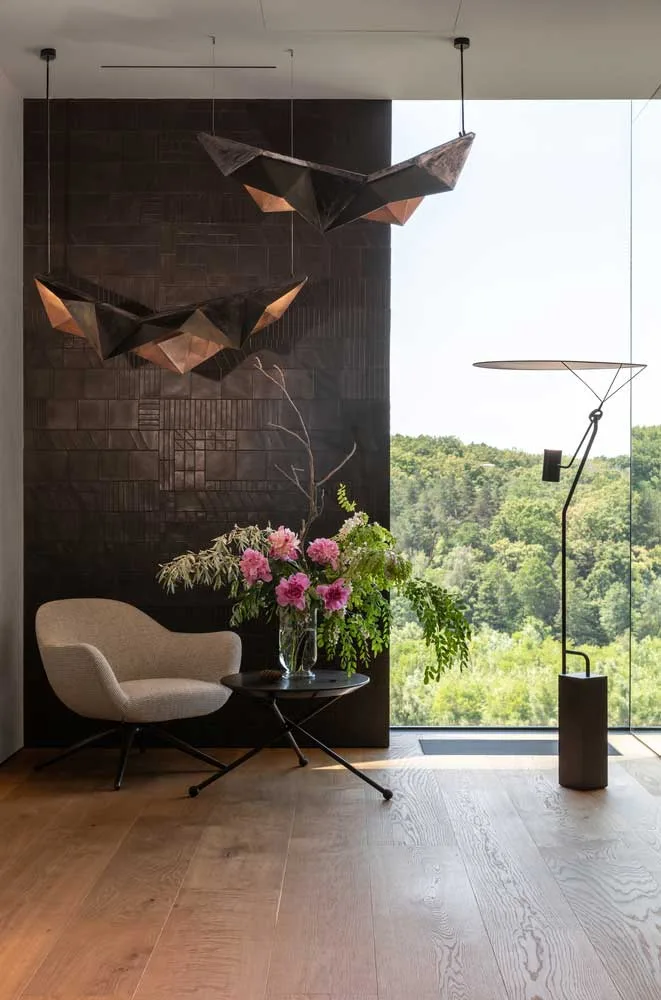 Modern Minimalism Meets Nature with Panoramic Glass Walls