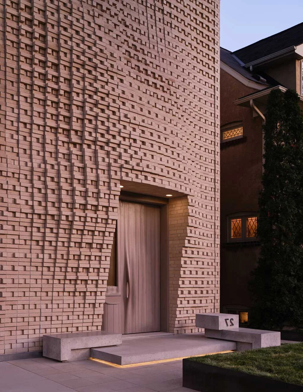 Undulating Brick Facade Defines Artistic Residence in Forest Hill