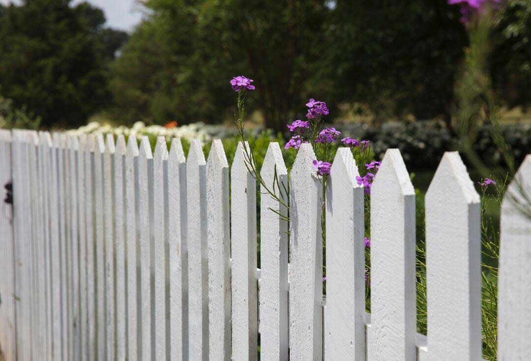 Different Styles of Vinyl Fences and Gates From Classic to Contemporary