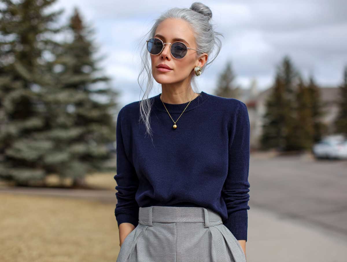 Navy Sweater and Gray Pants for a Relaxed Midweek Look - 4