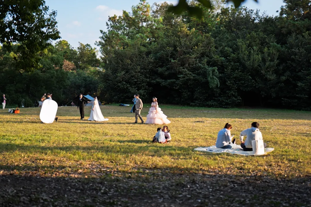 Couple and guests at a multi-day outdoor wedding weekend celebration trend 2026