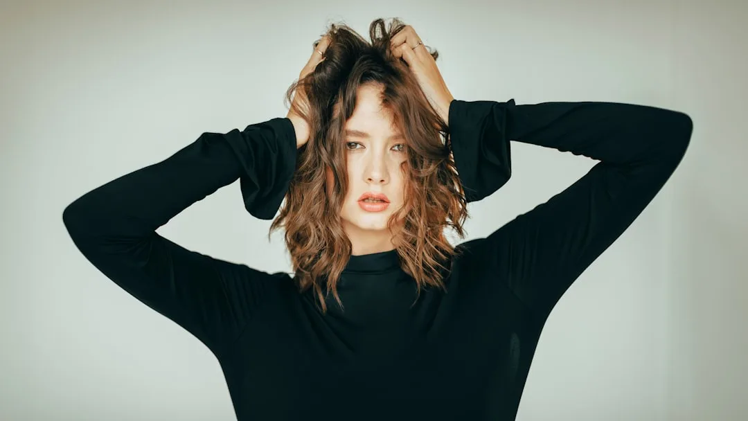 Undone textured hairstyle with piecey ends and tousled waves