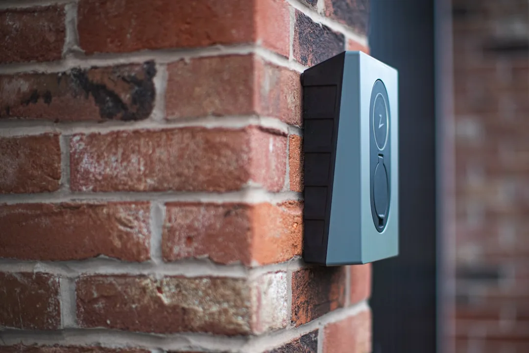 Smart speaker with voice interface controlling interior design app