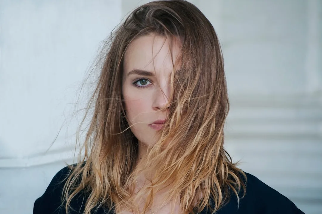 Grown-out root hair trend showing intentional shadow roots at scalp detail 1