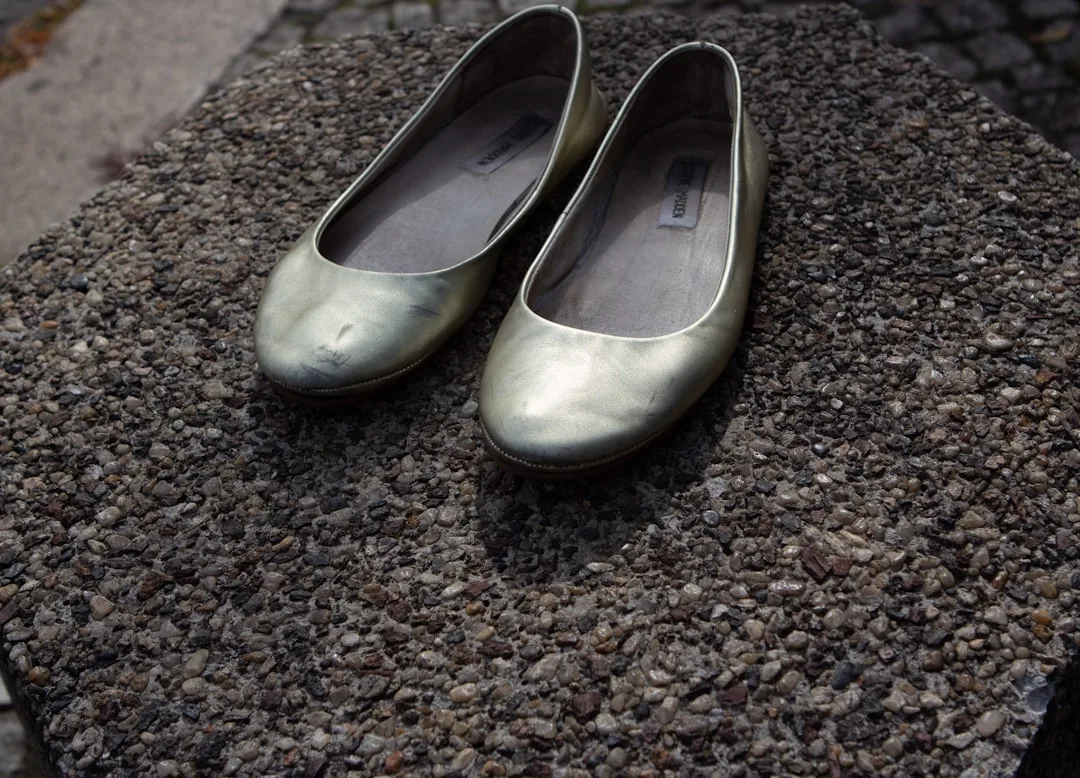 Metallic gold ballet flats paired with neutral monochromatic summer capsule