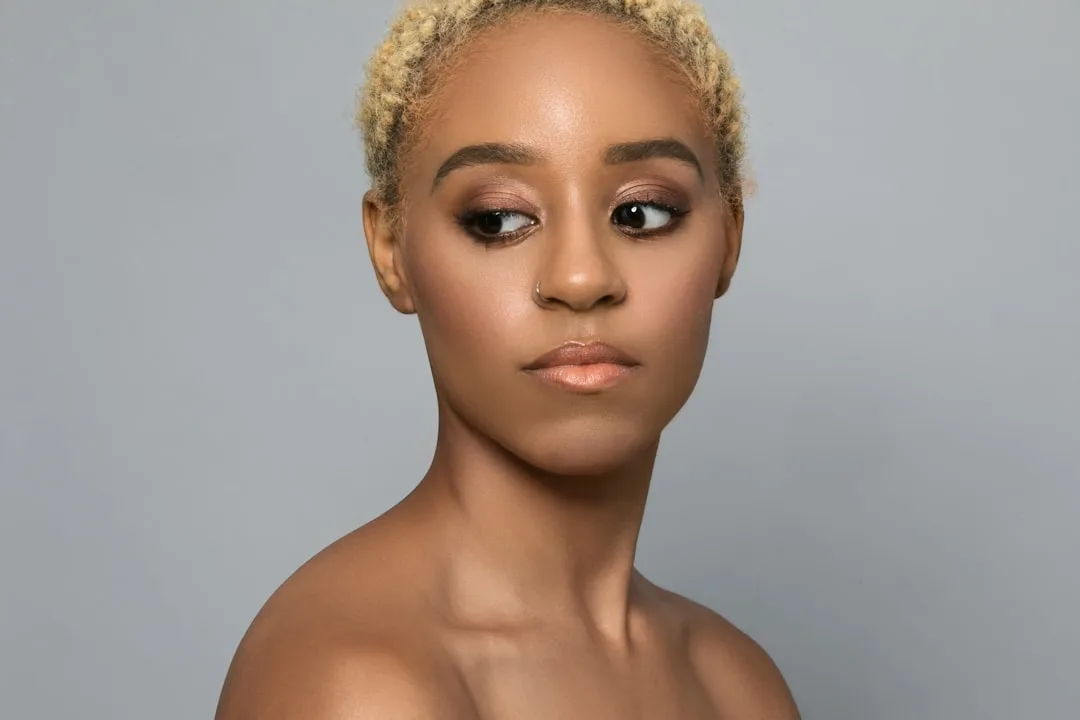 Grown-out root hair trend showing intentional shadow roots at scalp detail 4