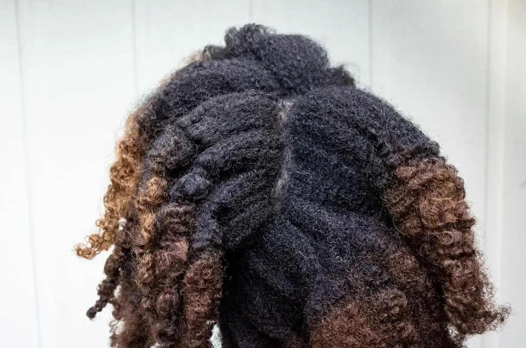 Grown-out root hair trend showing intentional shadow roots at scalp detail 3