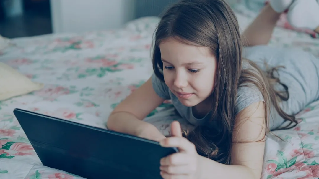 Parent monitoring app timer on smartphone for parental control
