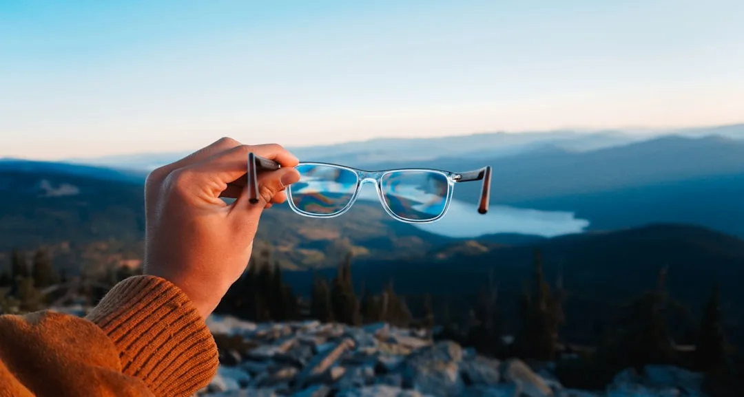 Comparison of adaptive AI glasses processors and battery specifications