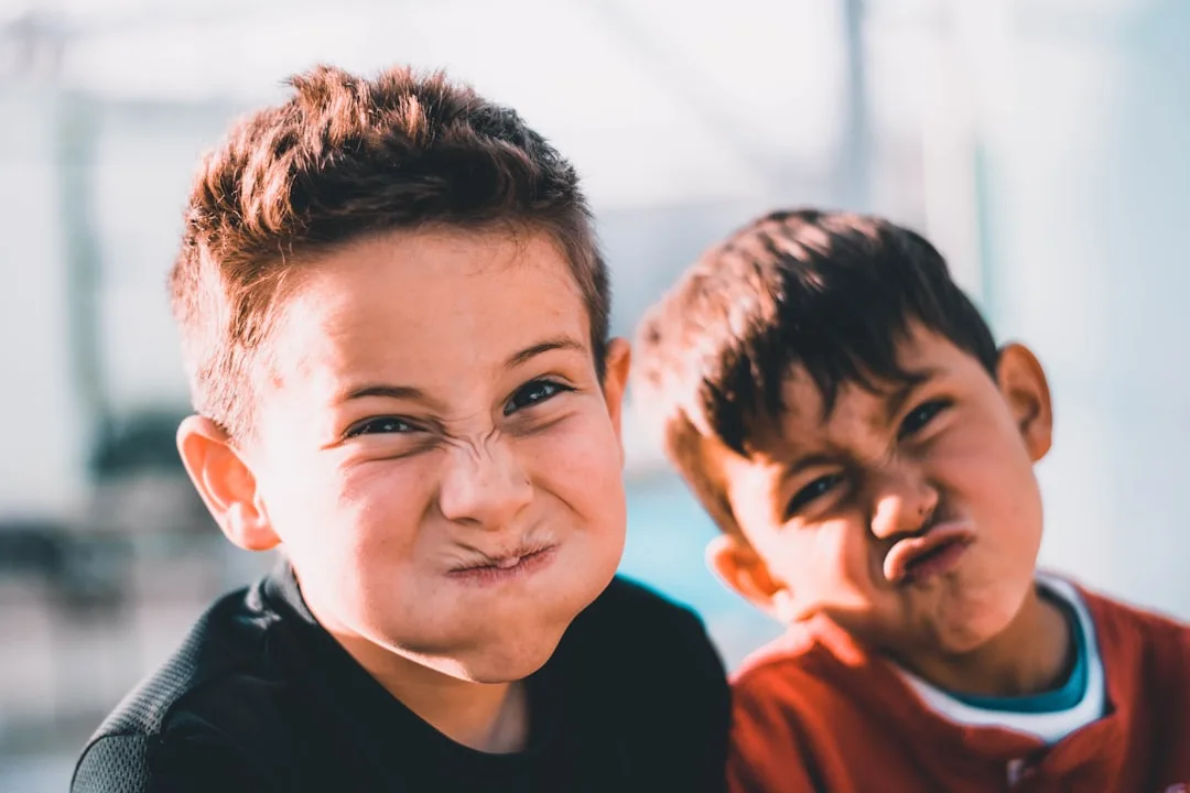 Parent implementing neutral conflict resolution dialogue between two arguing children