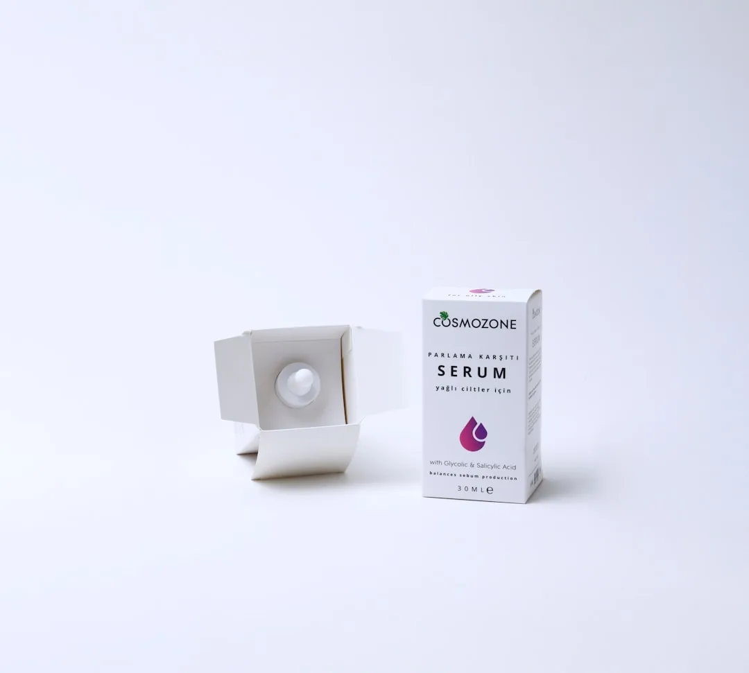 flacon pompe airless doré contenant sérum fermenté ambiance laboratoire