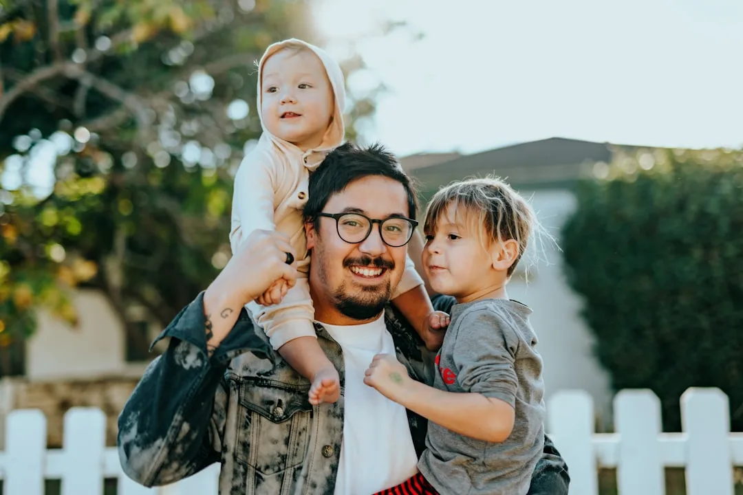 Parent using co-parenting platform on smartphone to coordinate child pickup time