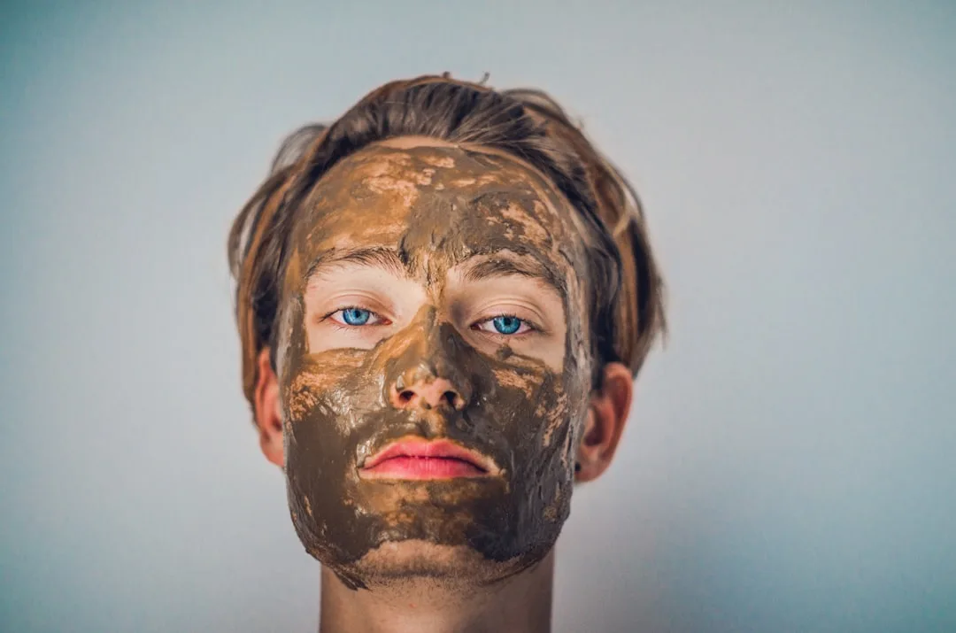 Clay mask container showing kaolin bentonite ingredient blend formula