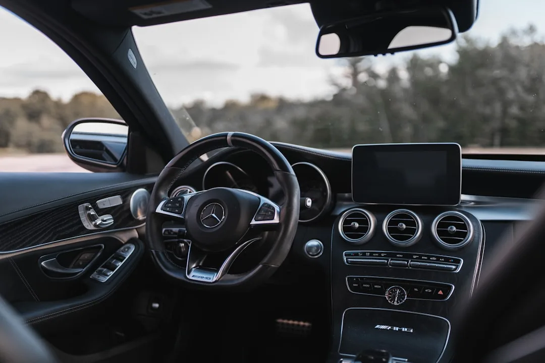 advanced vehicle infotainment system with wireless smartphone integration and voice control