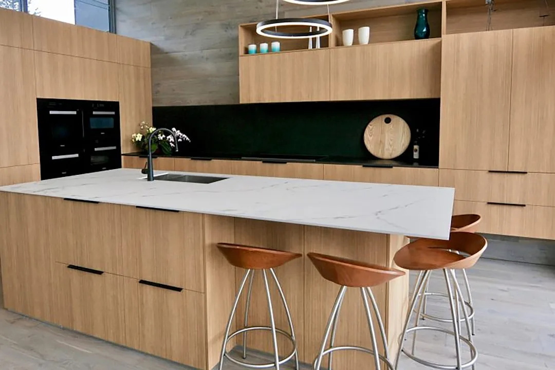 Close-up of kitchen island counter overhang height matching barstool seat dimensions