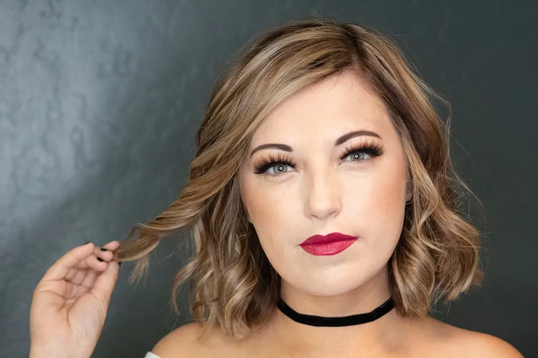face-framing highlights short hair — Hairstyle perspective 2