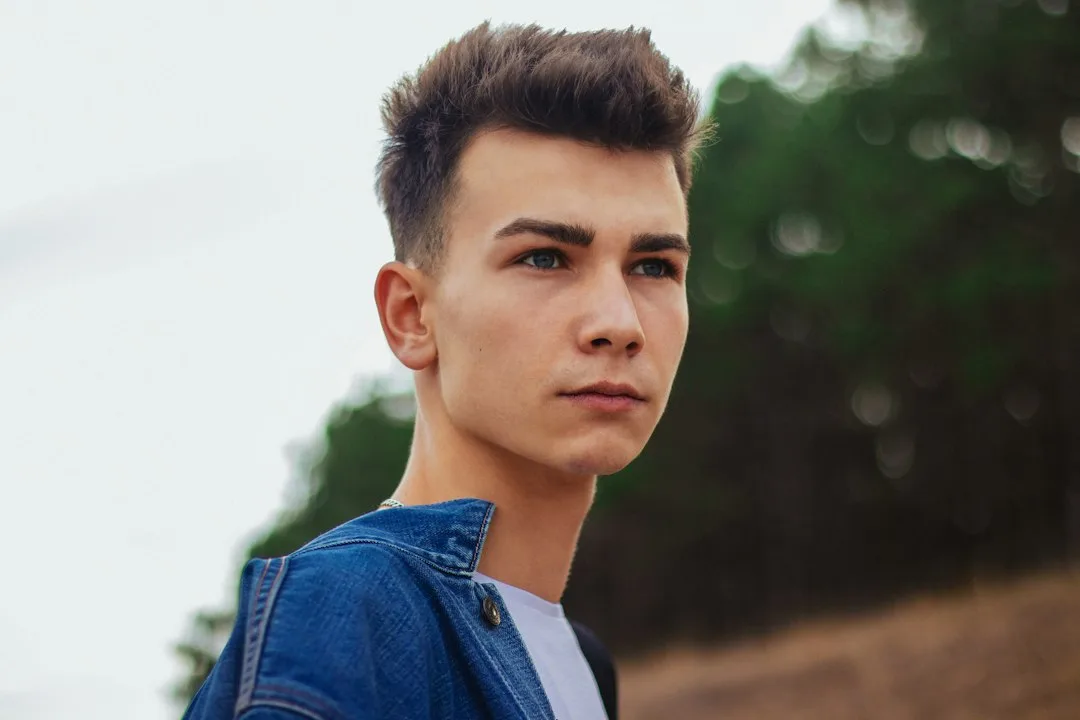 textured undercut hairstyle fade layers — Hairstyle perspective 2