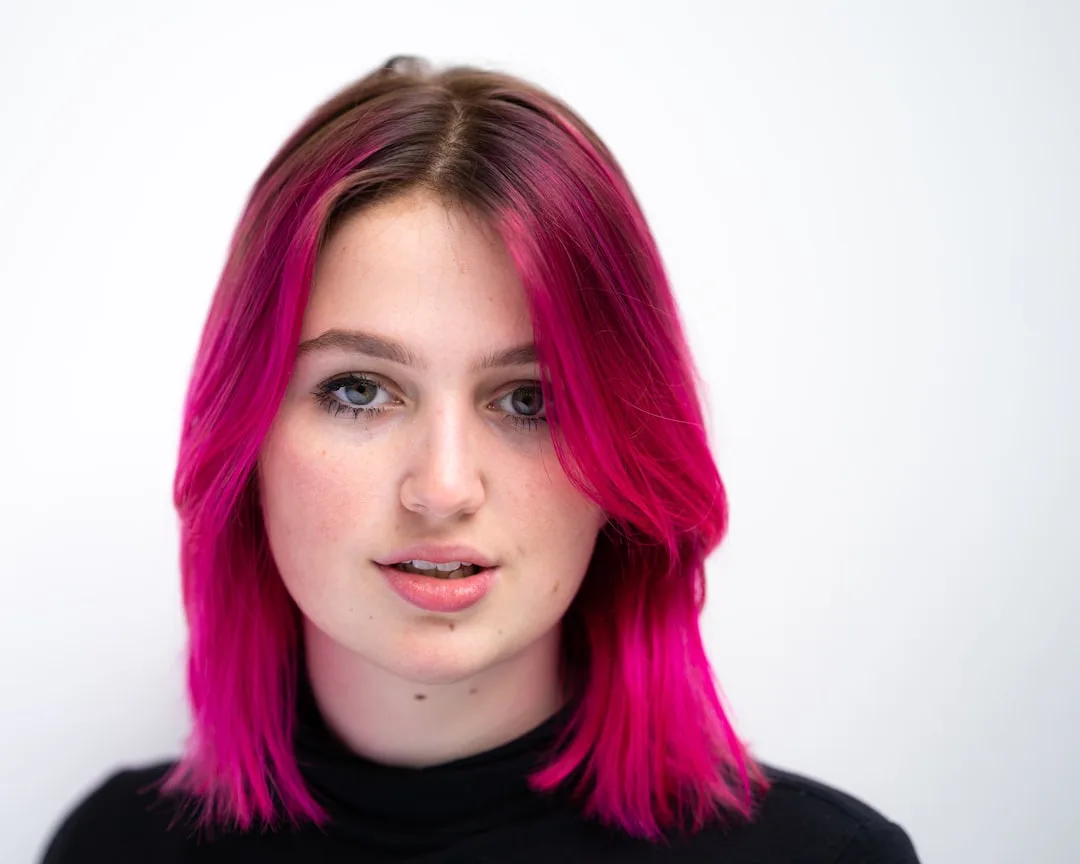 face-framing highlights short hair — Hairstyle perspective 1