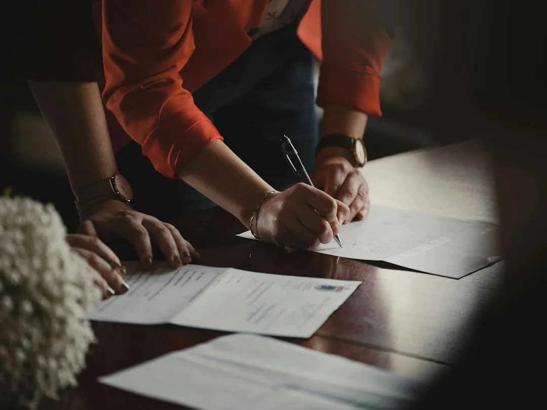Landlord and tenant signing flexible lease terms agreement