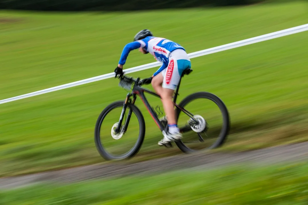 runner descending steep hill with eccentric running form strength